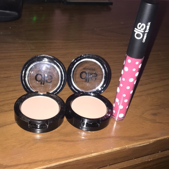 Makeup - Picture 2 of 2